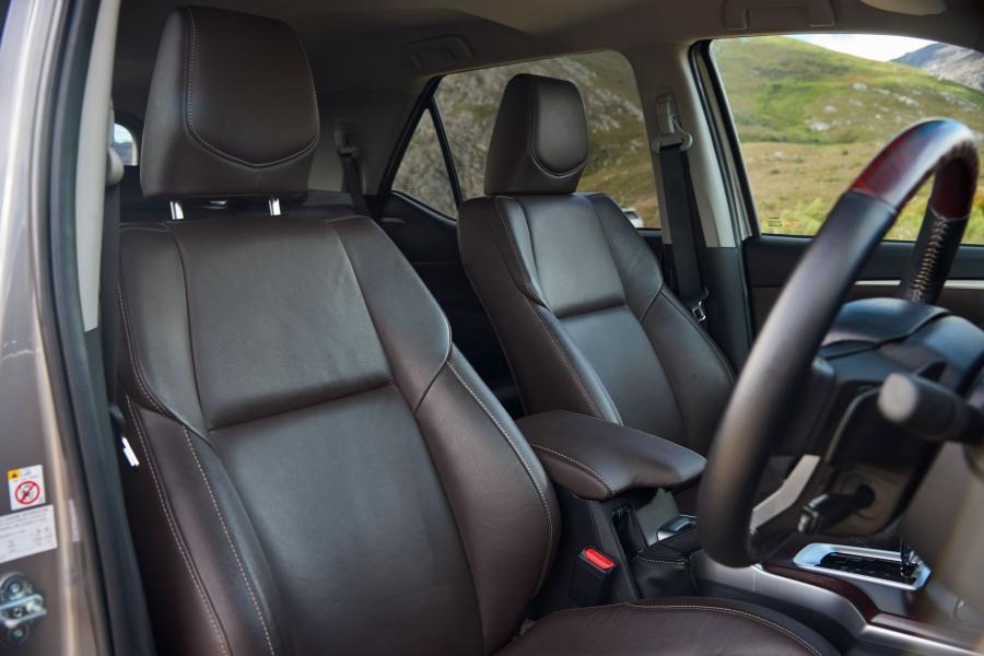 Интерьер Toyota Fortuner (AN160) 2016 года  (ZA) (фото 25 из 40)